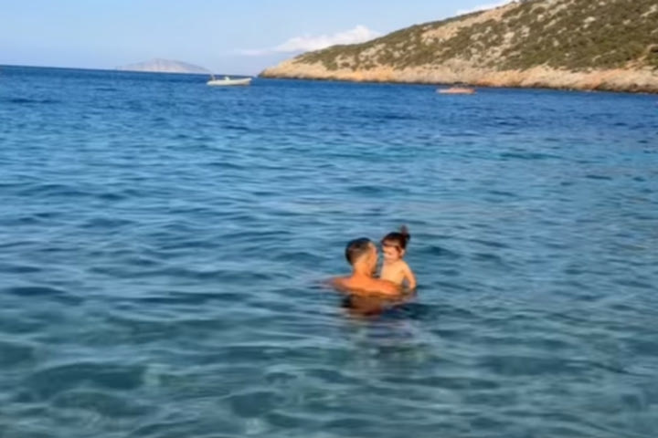 Σλούκας: Βουτιές στη θάλασσα με την κόρη του
