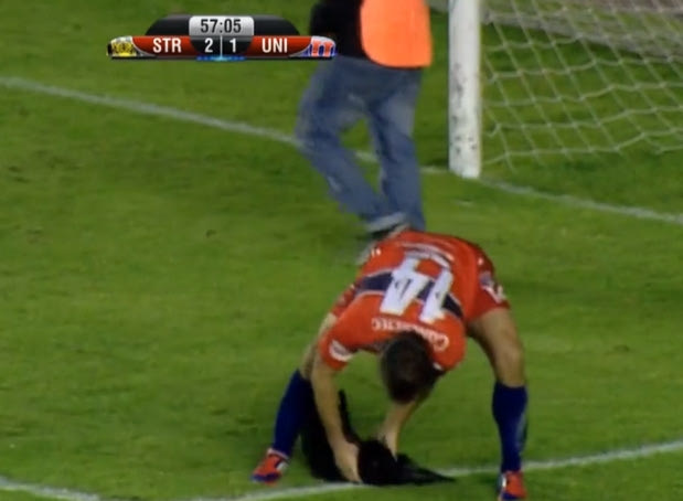 Ball-boy σώζει σκύλο από τα χέρια ποδοσφαιριστή