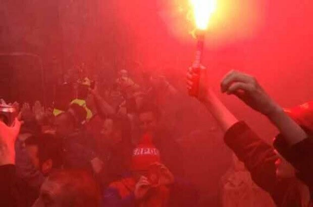Υποδοχή με καπνογόνα στην αποστολή της Λίβερπουλ