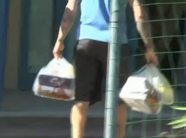 Κώστας κερνάει, Κώστας τρώει!