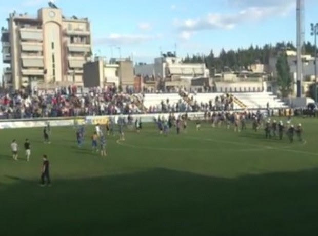 Επεισόδια με φέρετρα και κότες στην Νεάπολη!