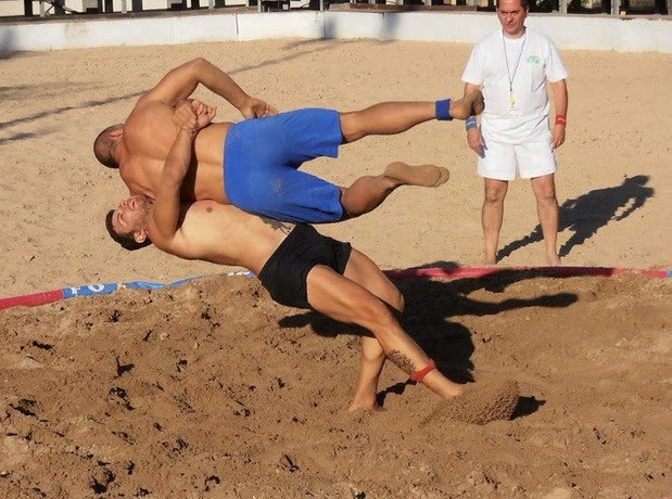 Ηλιος, θάλασσα και… beach wrestling