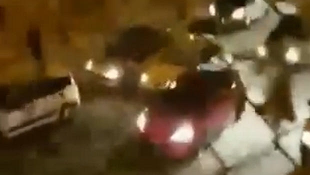 Η στιγμή της επίθεσης οπαδών της ΑΕΚ σε αυτοκίνητα οπαδών του Ολυμπιακού