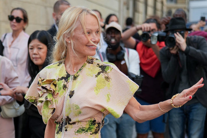 Pamela Anderson: Δεν φαντάζεσαι τον (μακάβριο) λόγο που κυκλοφορεί αμακιγιάριστη