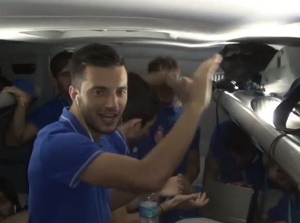 Το ΤΡΕΛΟ πάρτι των διεθνών στο πούλμαν!