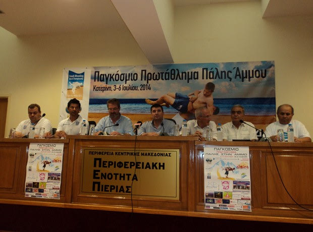 Θάλασσα, ήλιος και πάλη πάνω στην άμμο
