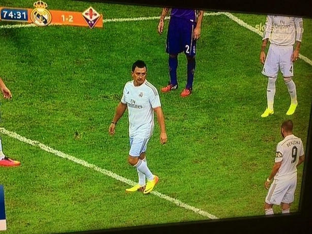 Οπαδός έκανε “ντου” ντυμένος ποδοσφαιριστής