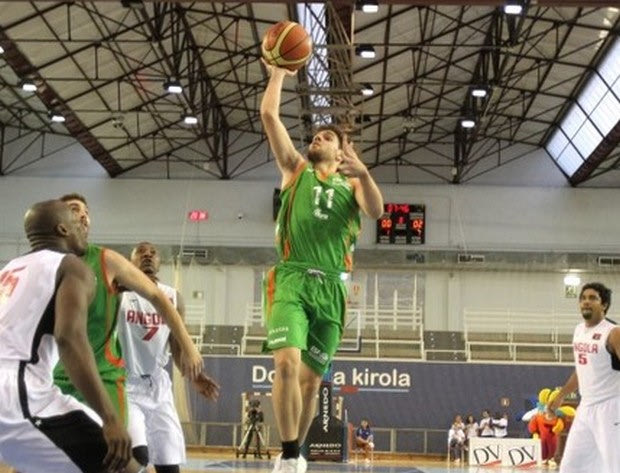 Με buzzer beater η Αγκόλα