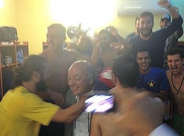 Πανικός στα αποδυτήρια μετά την πρόκριση