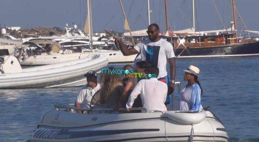 Αμμος, selfies και θάλασσα για τον LeBron