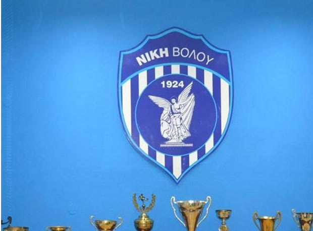 Απονομή κυπέλλου στο φιλικό με την ΑΕΚ