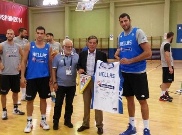 Προπόνηση…με τον πρέσβη!