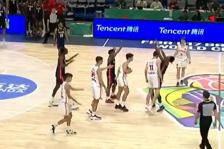 Παγκόσμιο U17: Ο Ρον Χόλαντ πήγε το θέατρο σε… άλλο επίπεδο και λίγο έλειψε να βάλει φωτιά στον τελικό