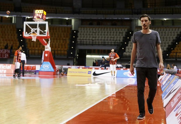 Βλέποντας ένα ματς από το παρκέ του ΣΕΦ