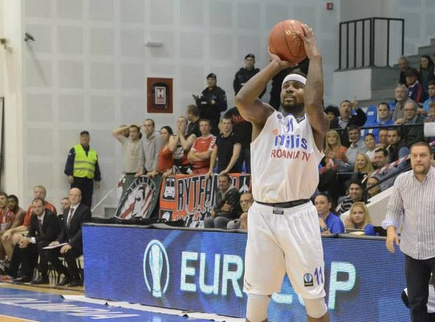 Dee Brown, ο αλτρουιστής