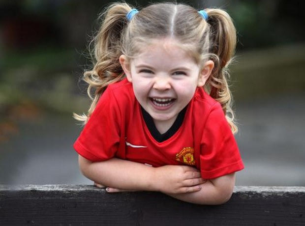Λιλιπούτεια φίλαθλος της Man.Utd ξεσπά όταν της φοράνε μπλε στολή!