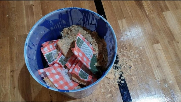 Πέταξαν 100 μπουγάτσες στο παρκέ