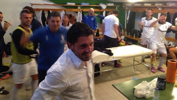 Πανηγύρια σε αποδυτήρια και πούλμαν