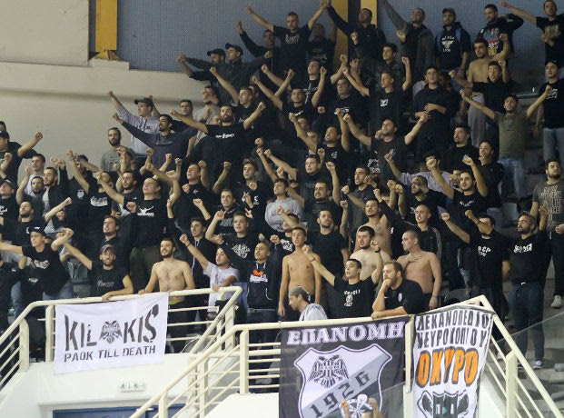 O κόσμος, ο ενθουσιασμός και το… τρόπαιο