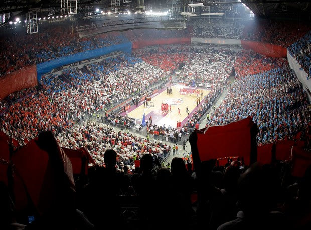 Μια άκρως “ερυθρόλευκη” παρακάμερα