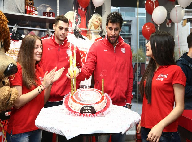 Παπαπέτρου και Πρίντεζης στα γενέθλια του Olympiacos BC Store
