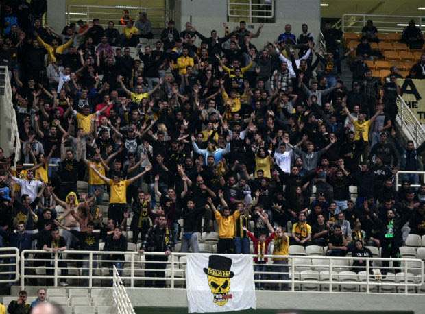 O κόσμος ”έσπρωξε” την ΑΕΚ (VIDEO)
