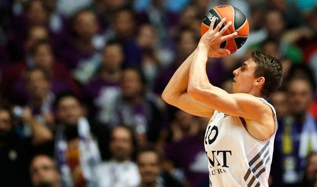 Χαίρεται να υπηρετεί τους άλλους