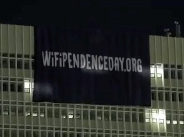 Wifipendenceday.org: πανό στον ΟΤΕ