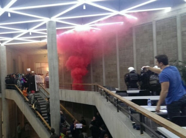 Διαδηλωτές έβαλαν στο στόχαστρο τον Μπλάτερ