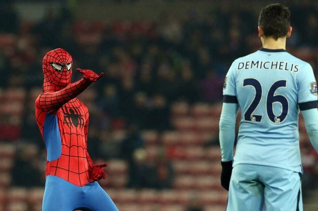 O Spiderman στο Σάντερλαντ-Μάντσεστερ Σίτι