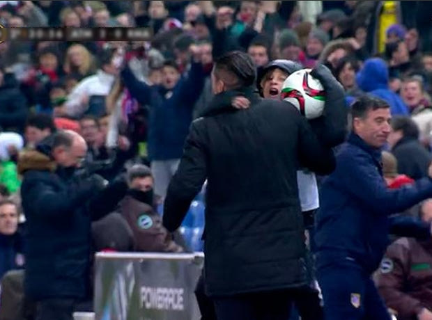 Η αγκαλιά του Σιμεόνε με τον γιο του/ball boy!