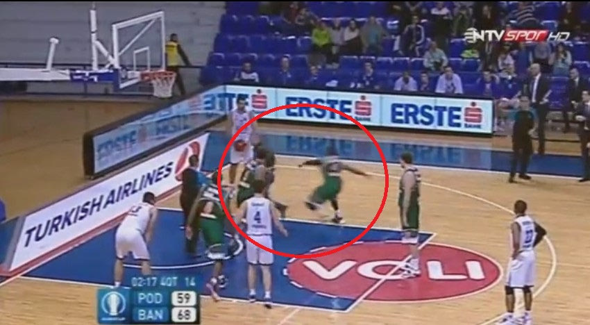 Μπουνιά σε οπαδό ο Ρόουλαντ!
