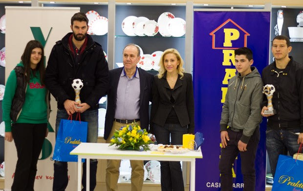 Βραβεύτηκαν οι Άλβες, Στεφανάκος