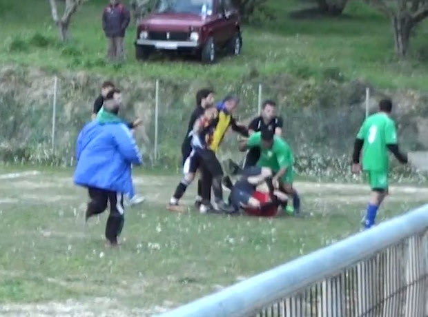 Απίστευτο ξύλο σε διαιτητή και επόπτη στην Ηλεία