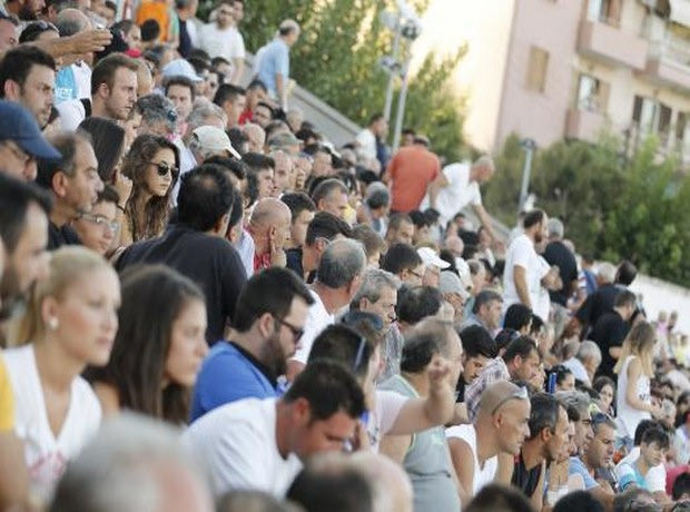 ”Καθαρίζετε τη φλούδα από το σάπιο μήλο”