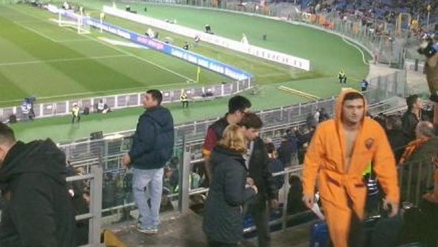 Οπαδός με… μπουρνούζι στις εξέδρες του Olimpico