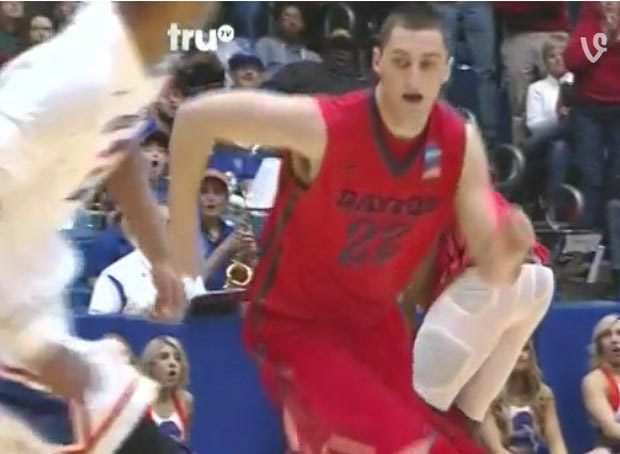 Του έπεσε το σορτσάκι σε αγώνα μπάσκετ