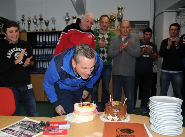 “Happy birthday” σε Ζούρο