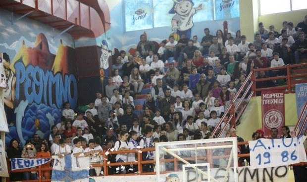 Σχολική κερκίδα, Λάτοβιτς και… καράτε