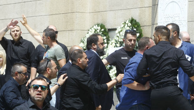 Επεισοδιακή άφιξη Βαγγέλη Μαρινάκη στην Μητρόπολη (VIDEOS)