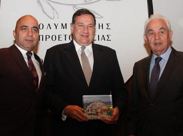 Μεγάλη τιμή στον πρόεδρο της ΕΟΕ
