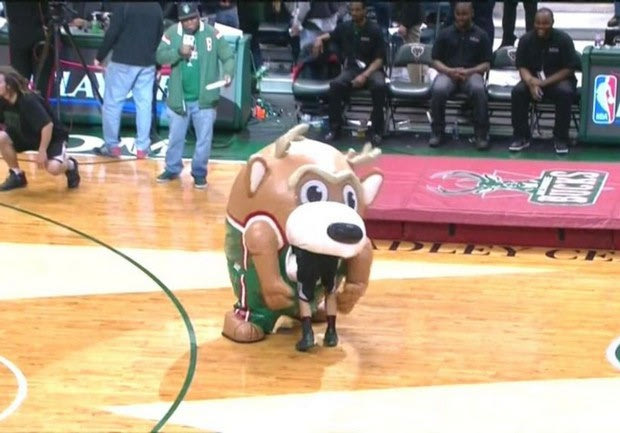 Τον έφαγε η μασκότ των Bucks