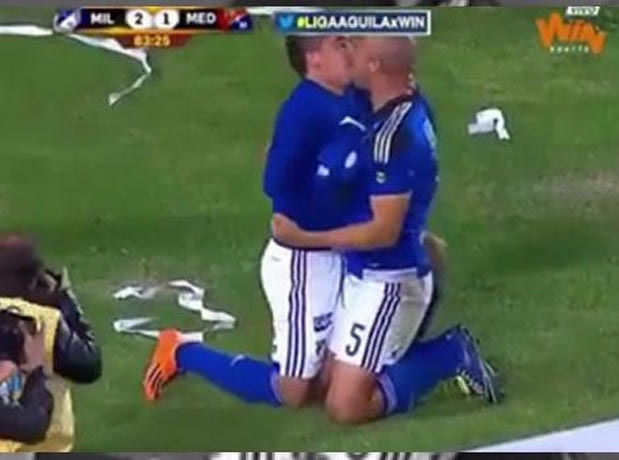 Φιλήθηκαν στο στόμα μετά το γκολ!