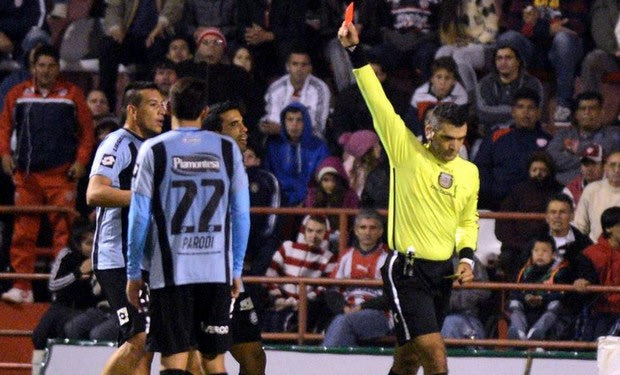 Η ανόητη κίτρινη κάρτα του Πιέρ Μπάριος