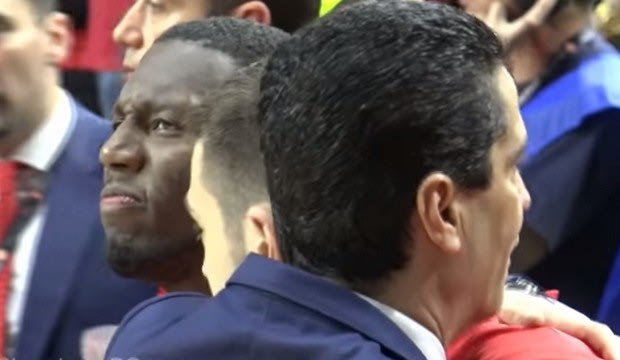 Συγκινητικές στιγμές στον πάγκο του Ολυμπιακού