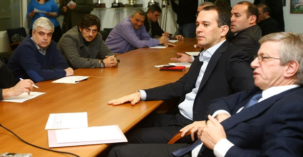 Σκινδήλιας σε Γιαννακόπουλο στη ΚΕΔ: “Περάστε έξω”