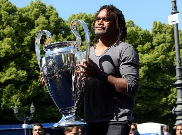 Ο Καρεμπέ με το τρόπαιο του Champions League στο Βερολίνο