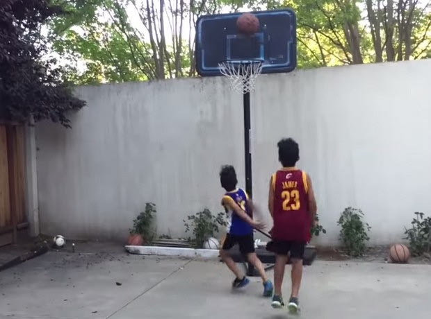 Lebron Jr. εναντίον Curry Jr. -στην αυλή