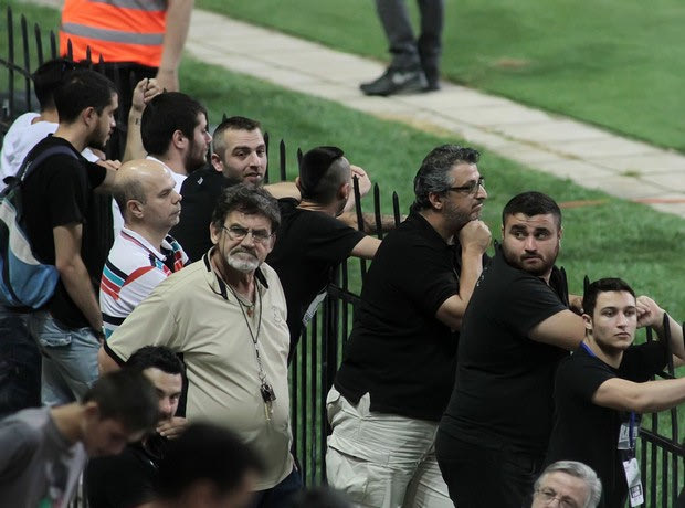 Αποδοκιμασίες έξω από την Τούμπα