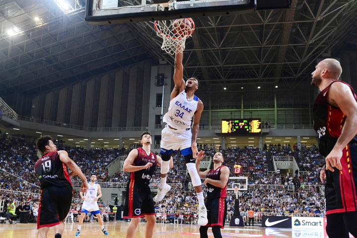 Αποθέωση του EuroBasket στον Γιάννη Αντετοκούνμπο για το εντυπωσιακό του κάρφωμα: “Ο Έλληνας Θεός είναι εδώ”